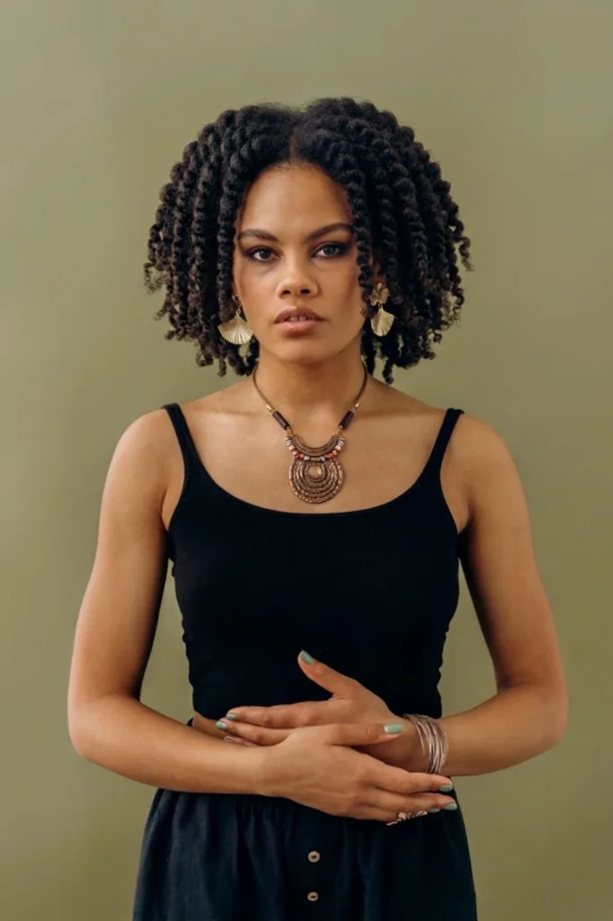 Coils definidos de twist-out a la altura de la mandíbula, volumen en los lados.