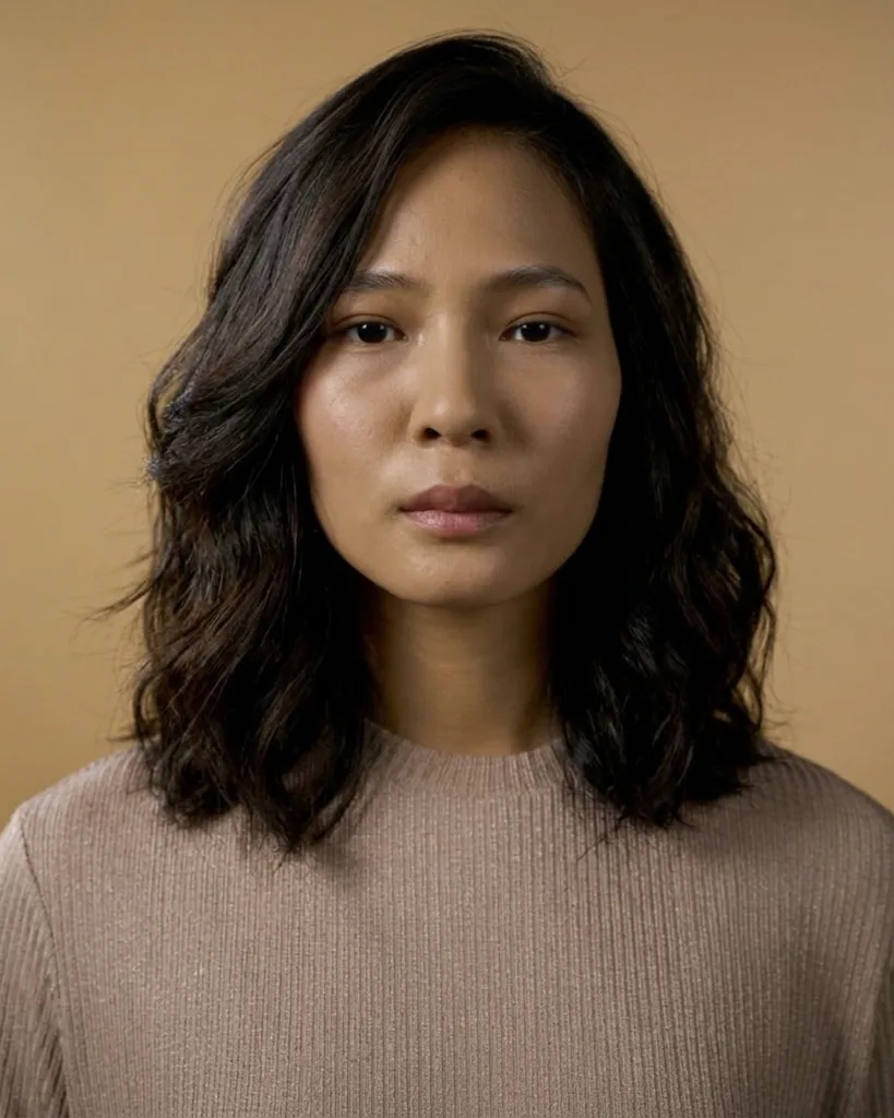 Lob ondulado en capas con raya profunda a un lado.
