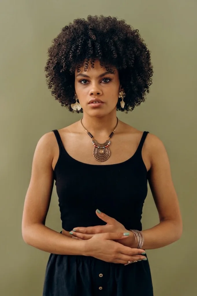 Corte con degradado en cabello afro.