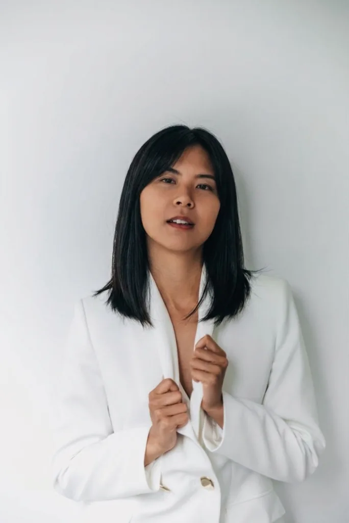 Corte lob elegante con extremos texturizados en clavícula.
